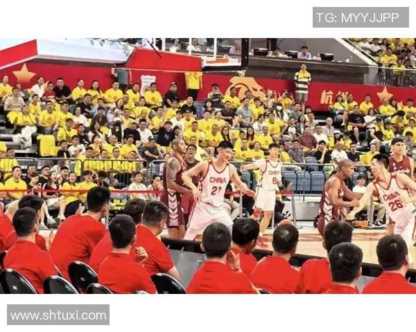 中国男篮在与委内瑞拉的第三节较量中展现出强大实力与团队配合的精彩瞬间